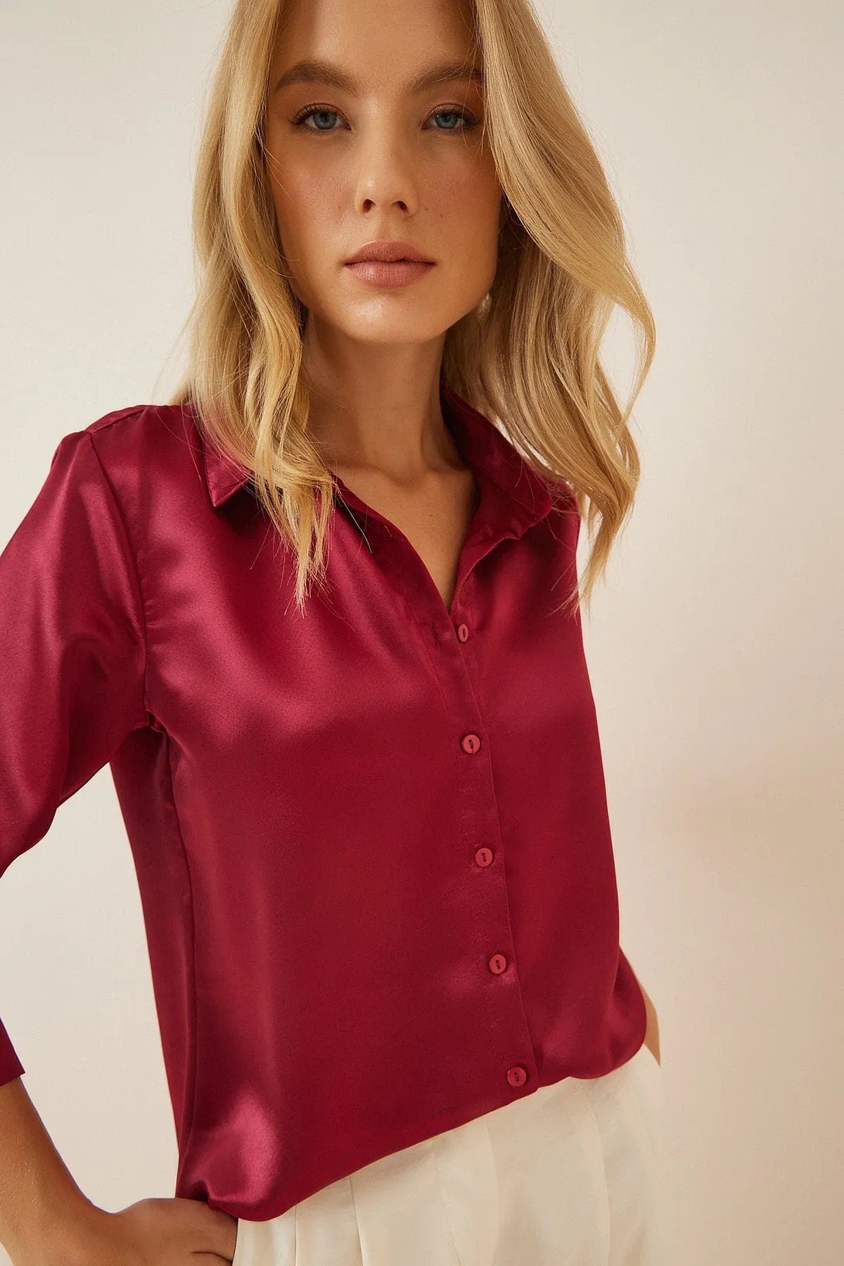 Camisa abotonada de satén burdeos Belinda