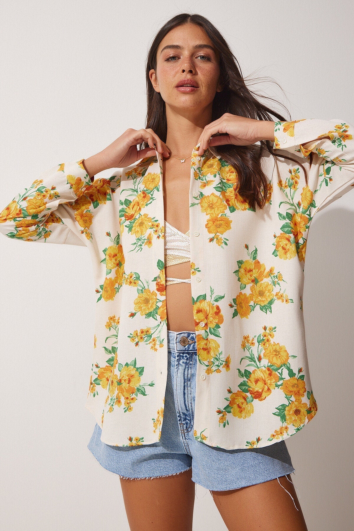 Blusa de lino Lola con estampado floral amarillo y botones