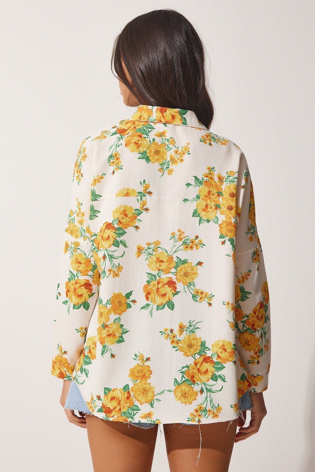 Blusa de lino Lola con estampado floral amarillo y botones
