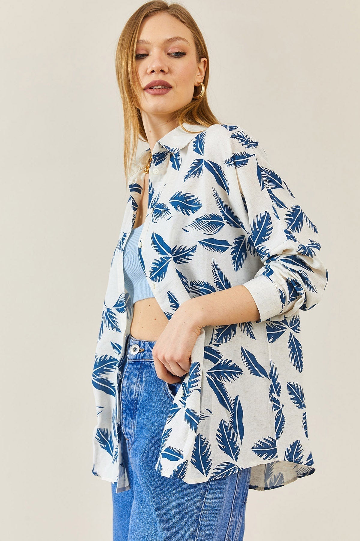 Camisa abotonada con diseño de hojas azules Sophia