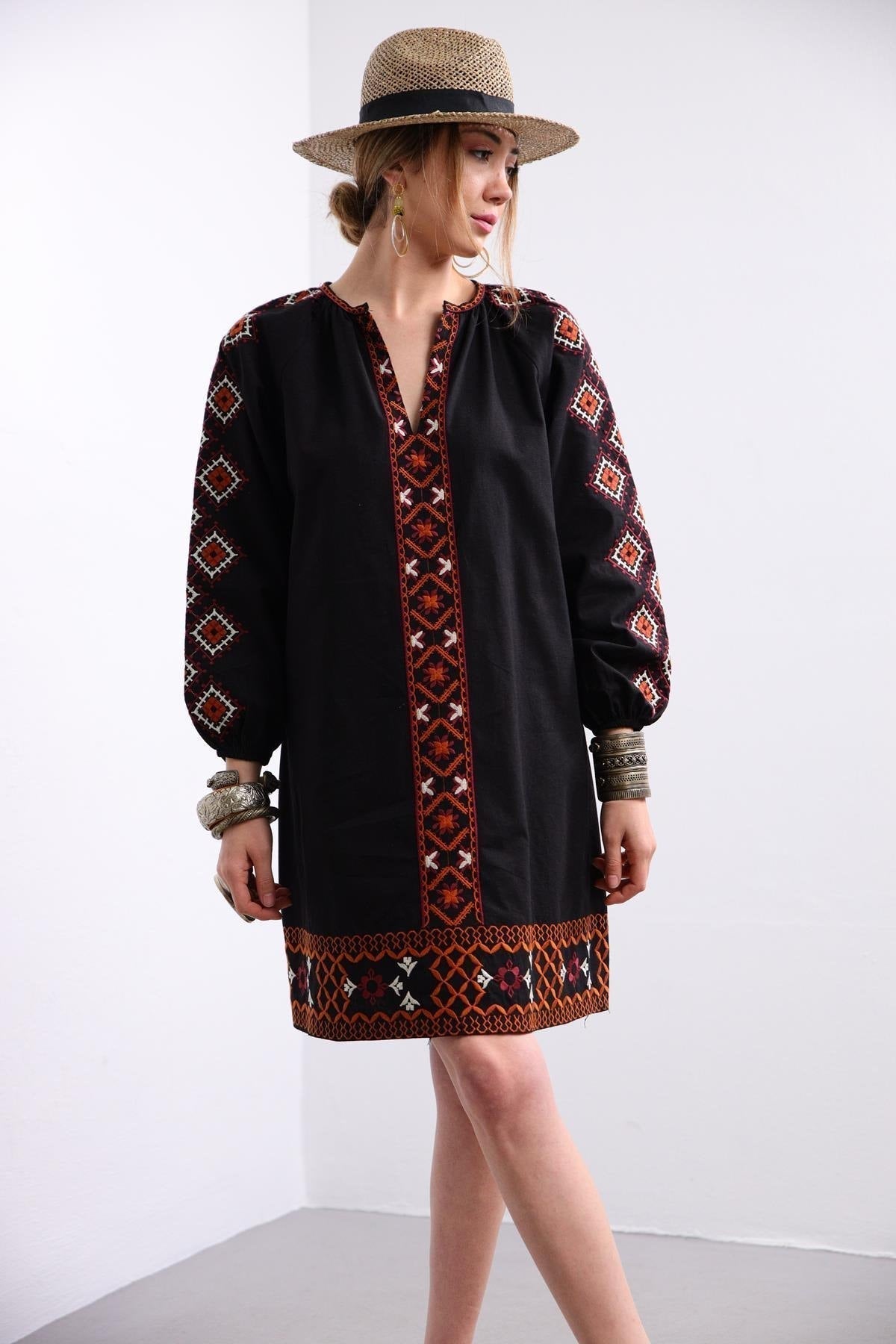 Vestido de lino blanco étnico bordado