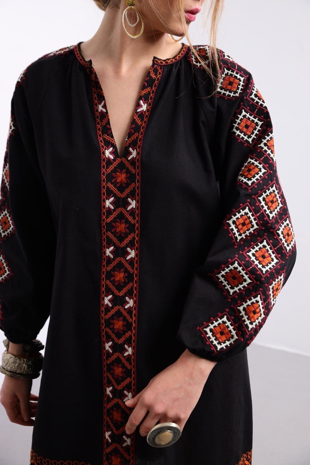Vestido de lino blanco étnico bordado