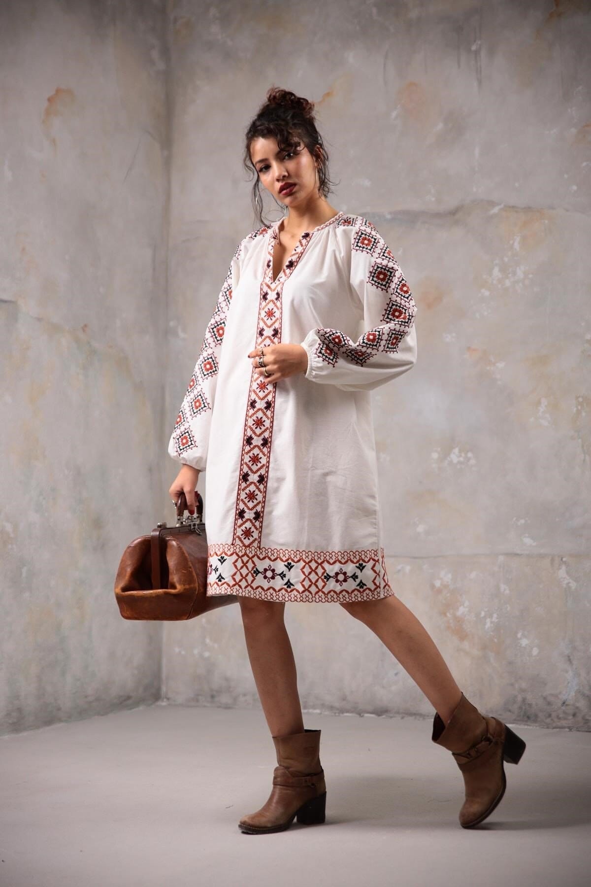 Vestido de lino blanco étnico bordado
