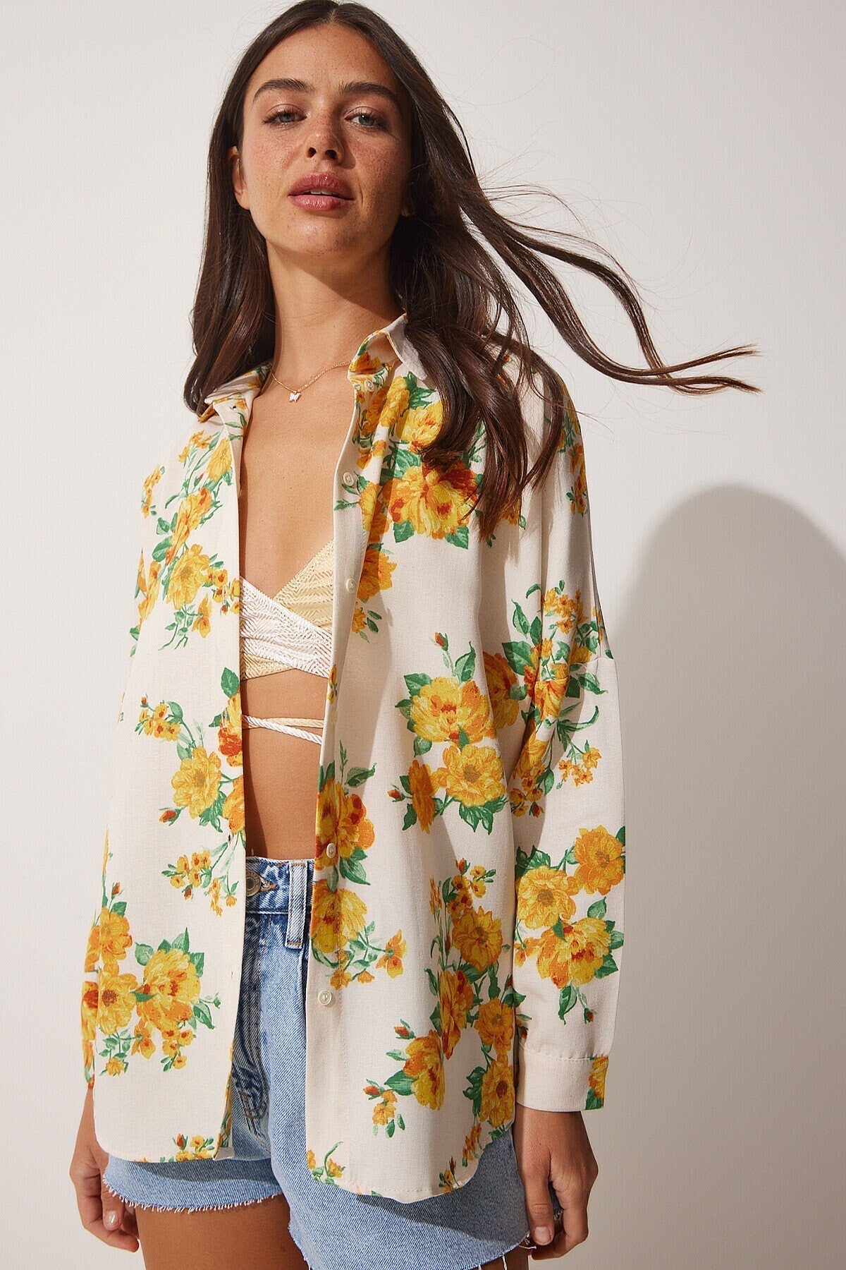 Blusa de lino Lola con estampado floral amarillo y botones