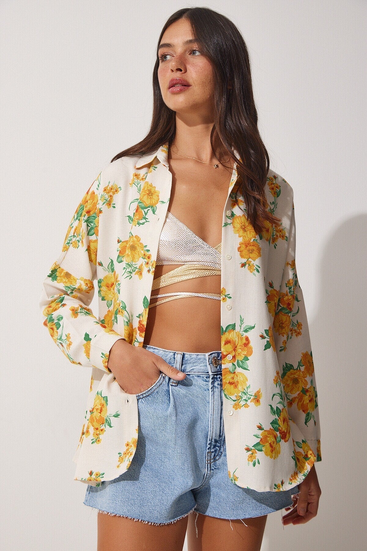 Blusa de lino Lola con estampado floral amarillo y botones