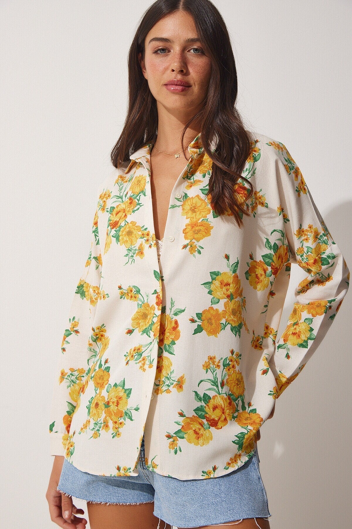 Blusa de lino Lola con estampado floral amarillo y botones