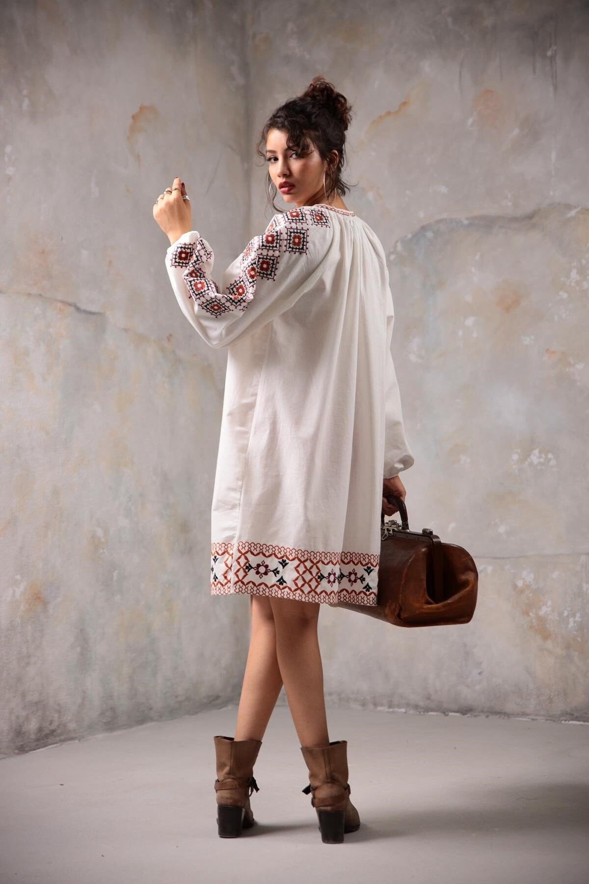 Vestido de lino blanco étnico bordado