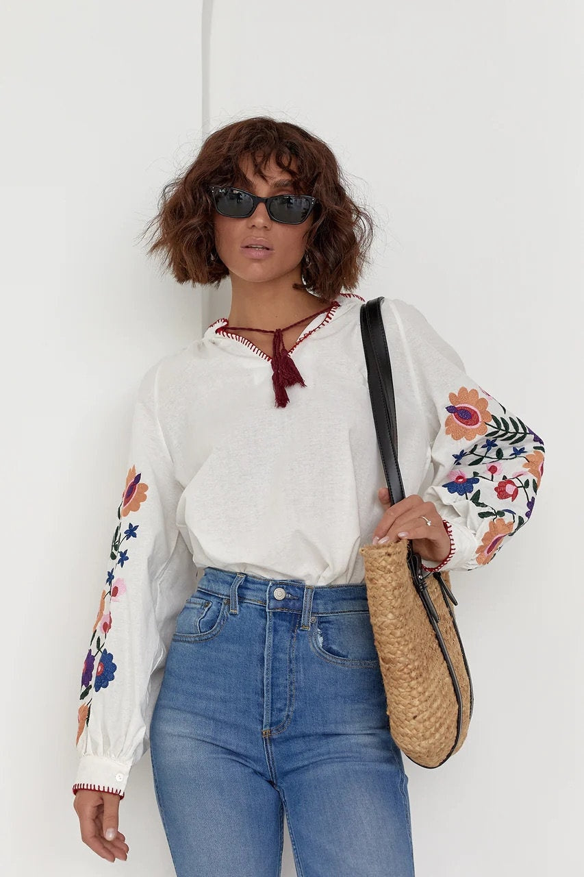 Blusa bordada floral colorida