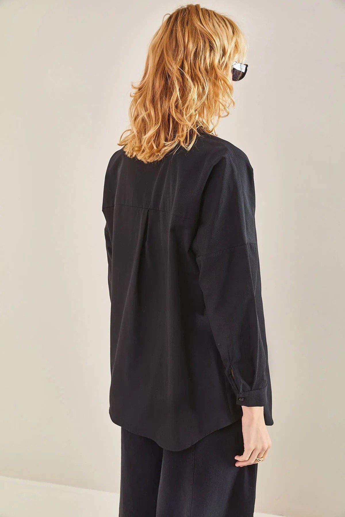 Camisa abotonada negra de corte holgado