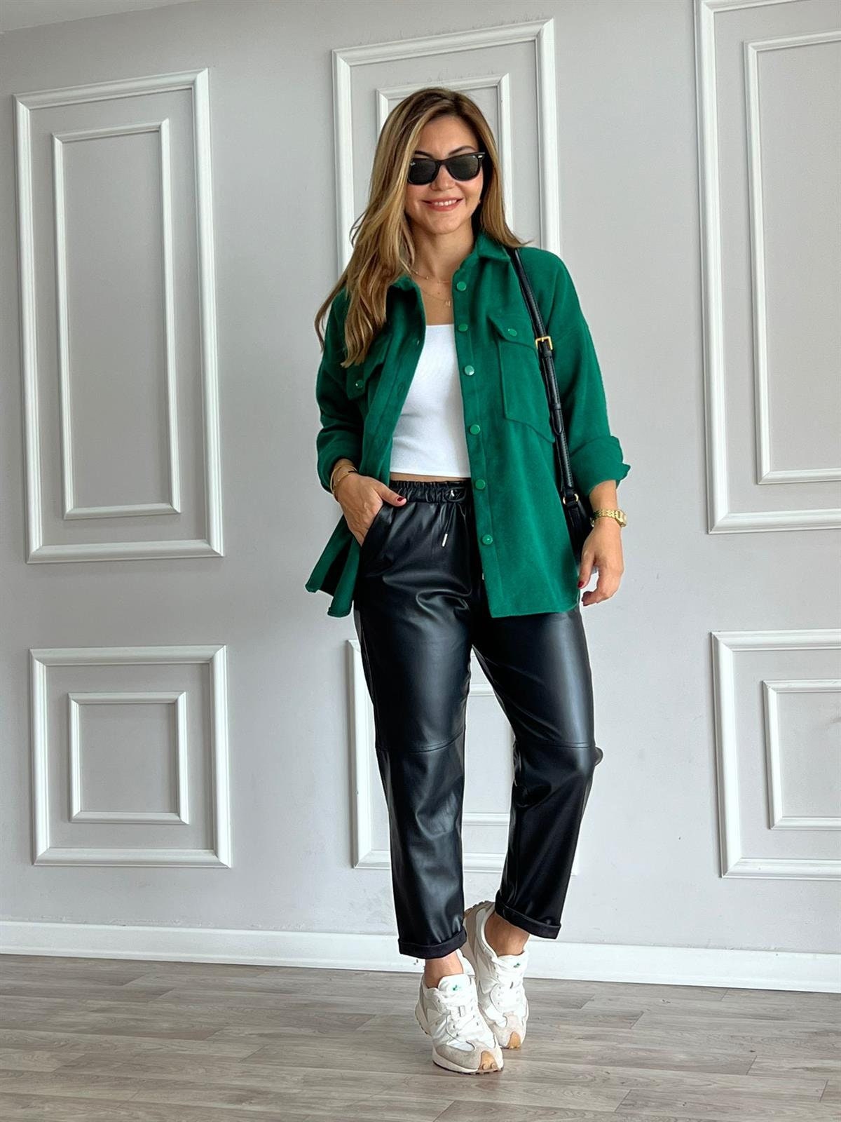 Blusa tipo chaqueta de manga larga verde esmeralda