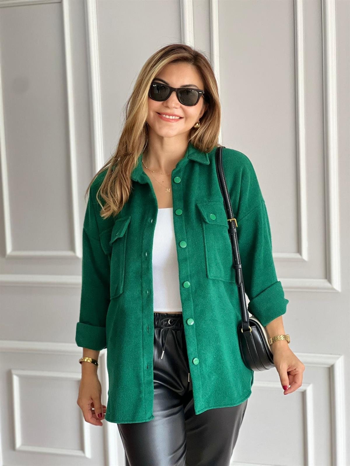 Blusa tipo chaqueta de manga larga verde esmeralda