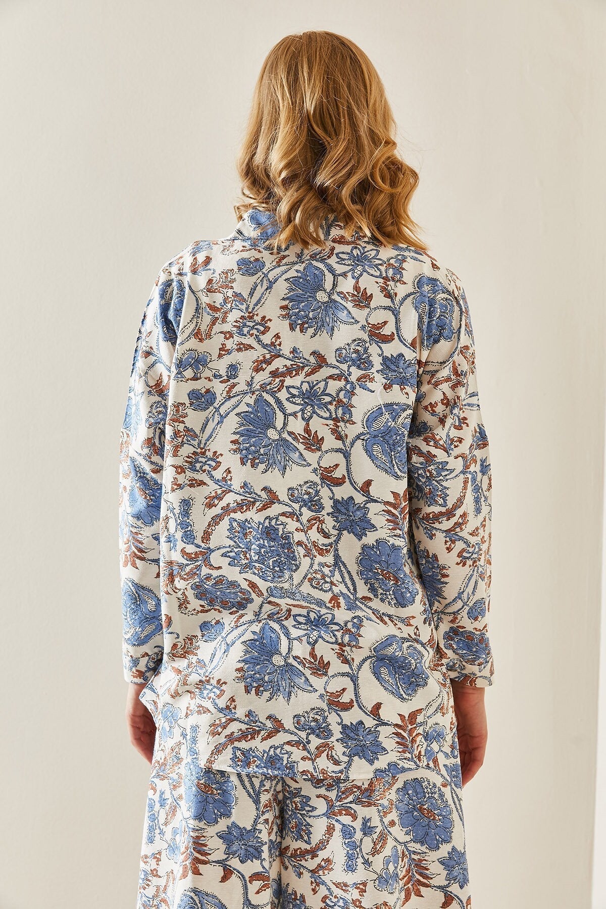 Blusa de lino Lola Blue de diseñador floral minimalista