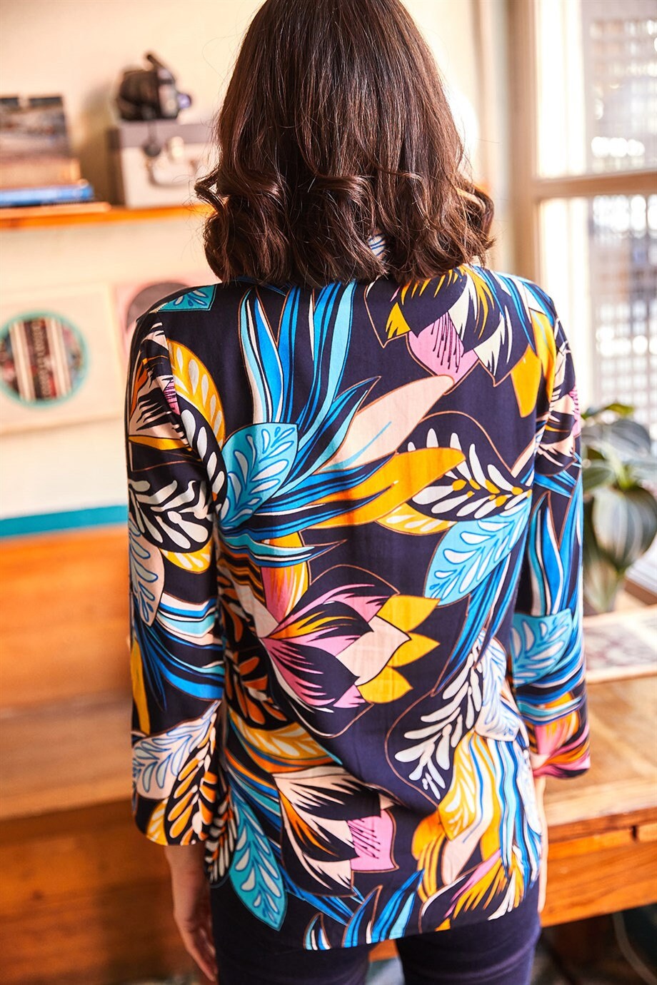 Blusa Sophia Azul Oscuro Estampado Hojas de Colores