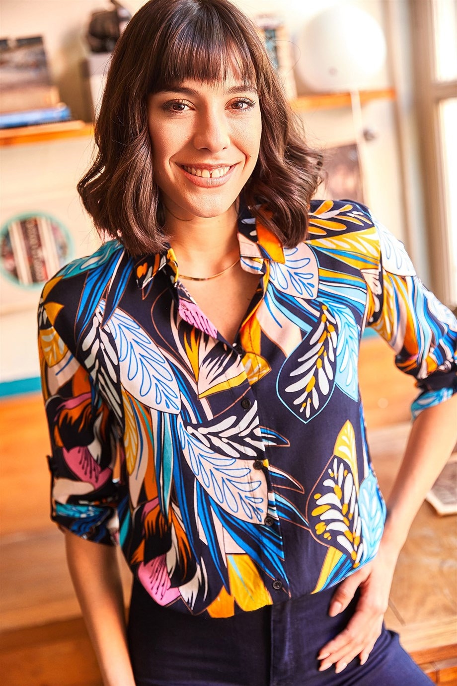 Blusa Sophia Azul Oscuro Estampado Hojas de Colores