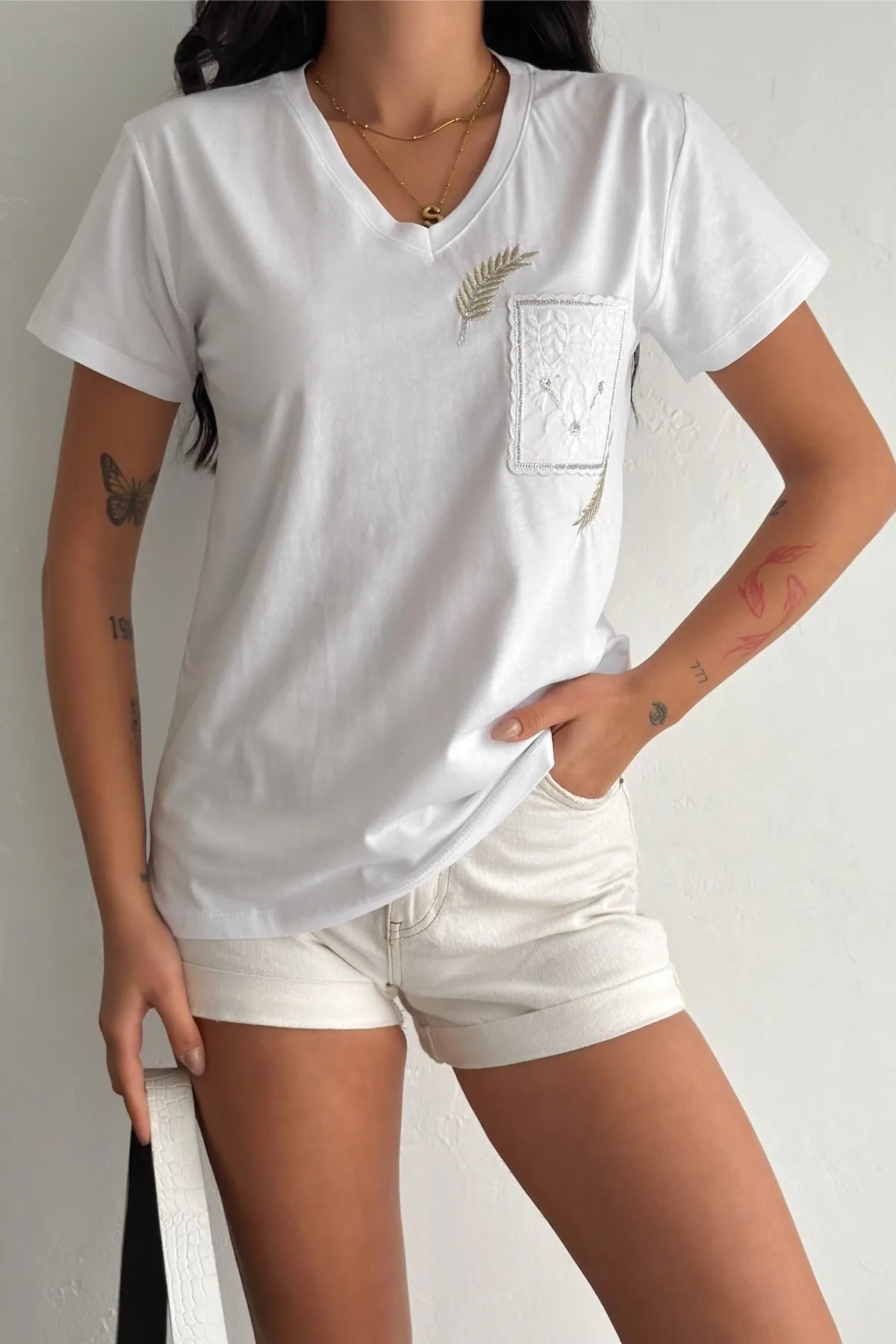 Λευκό βαμβακερό μπλουζάκι Tilda με τσέπη και λαιμόκοψη V 