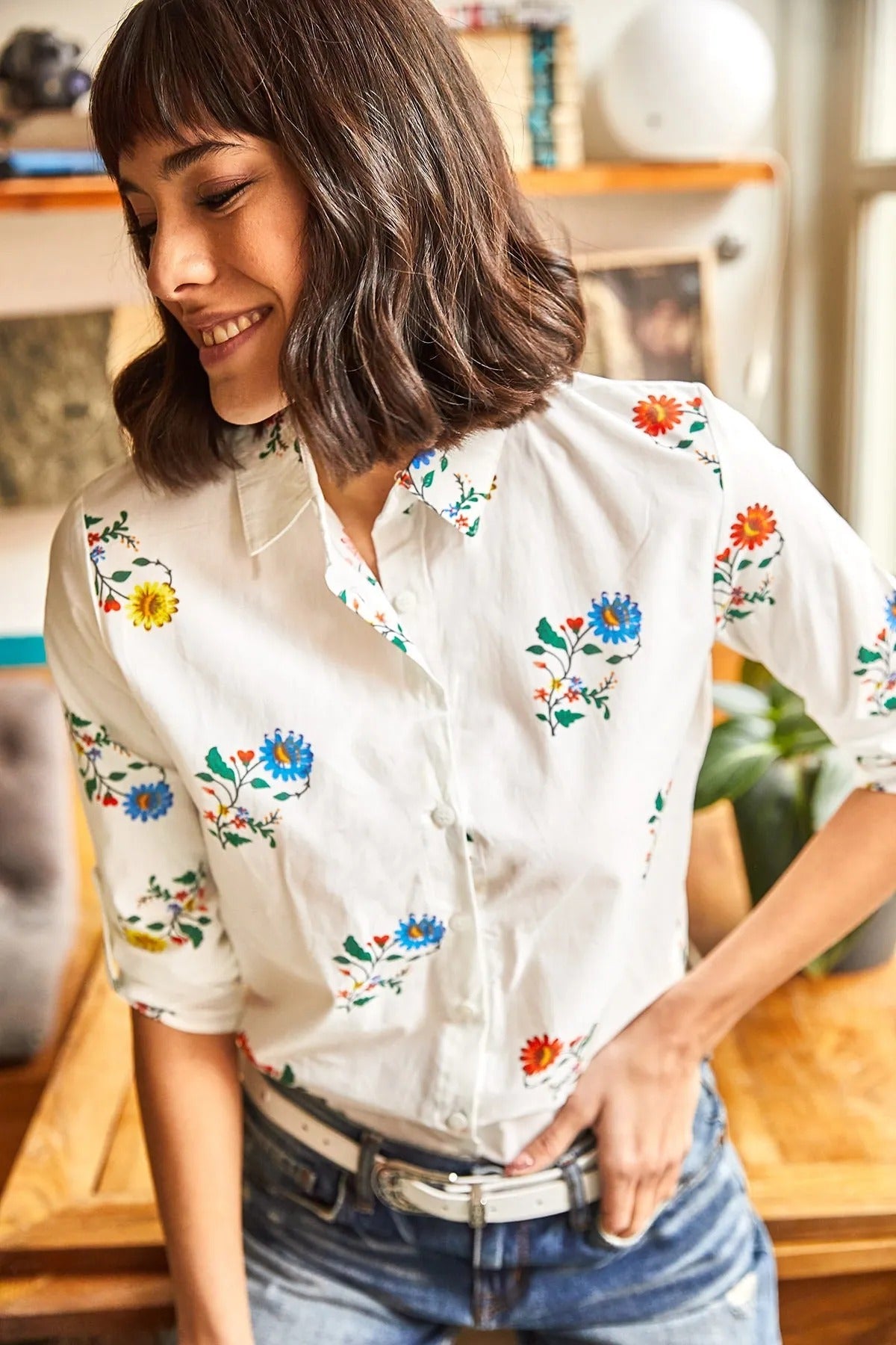 Beyaz Çiçek Desenli Tasarımcı Düğmeli Gömlek