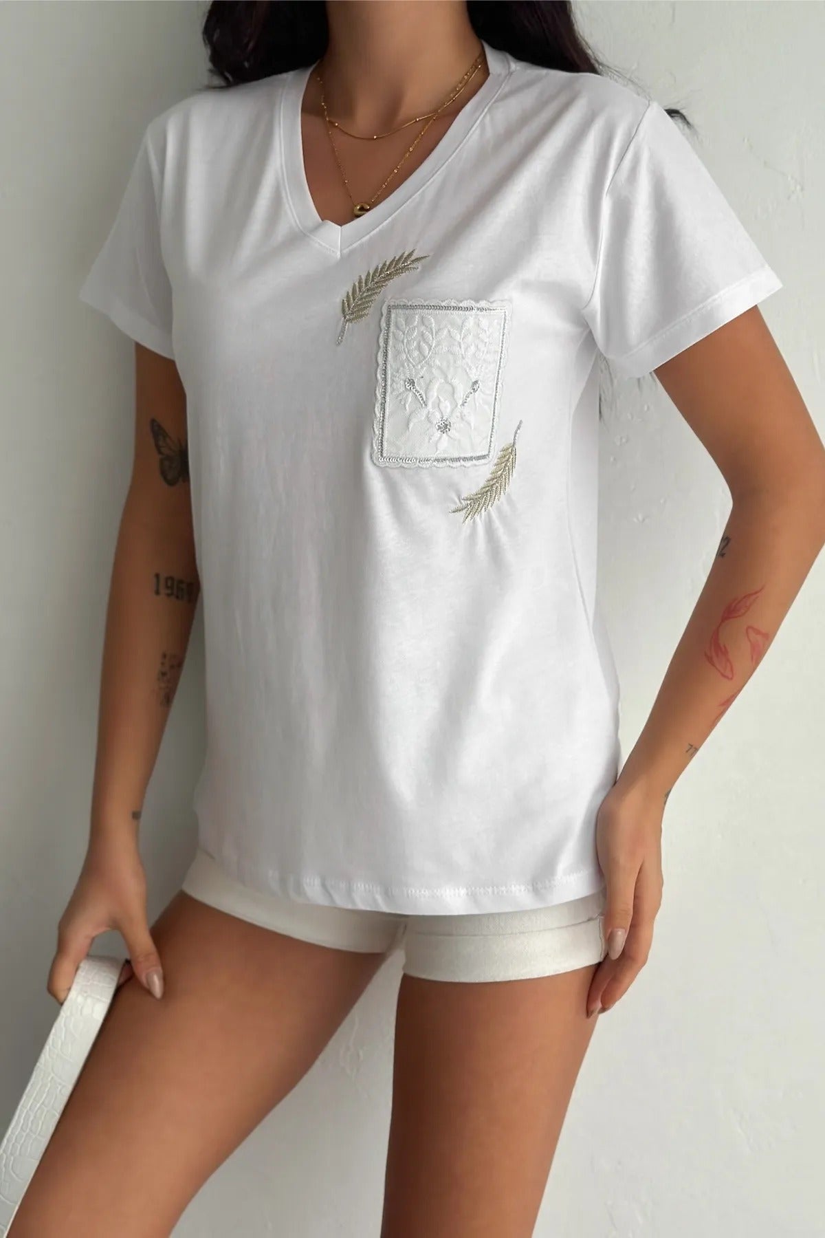 Λευκό βαμβακερό μπλουζάκι Tilda με τσέπη και λαιμόκοψη V 