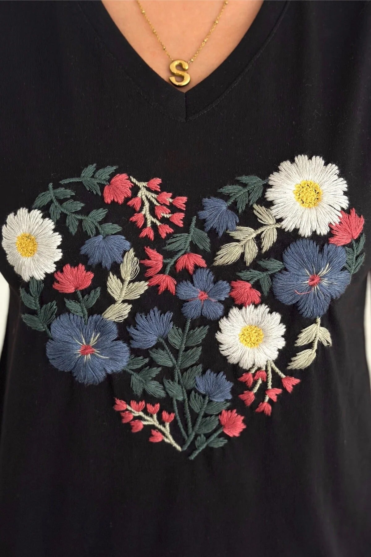 Camiseta Tilda negra bordada con flores