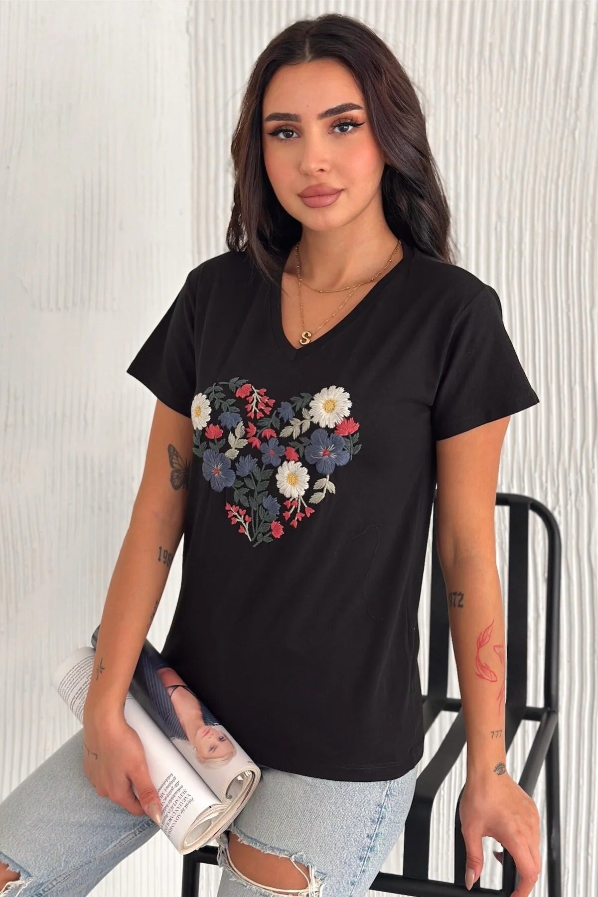 Camiseta Tilda negra bordada con flores
