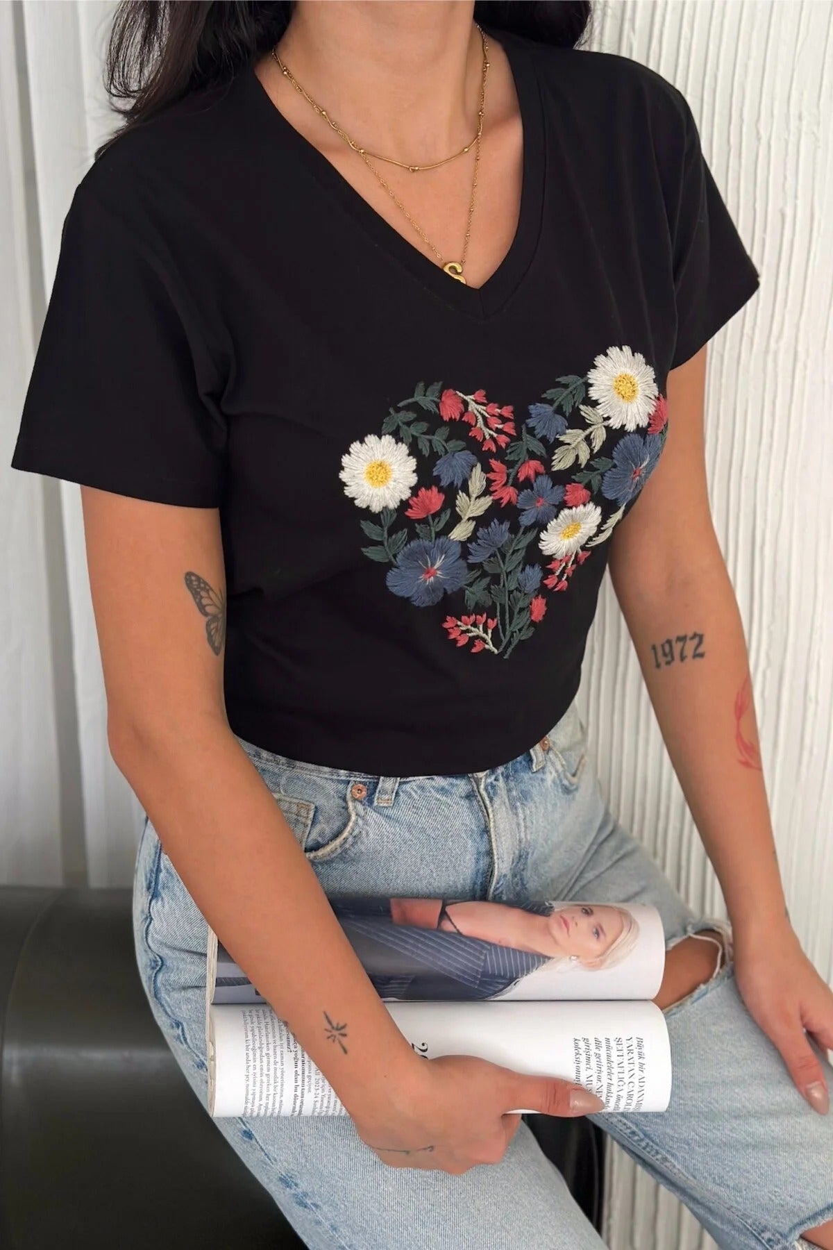 Camiseta Tilda negra bordada con flores