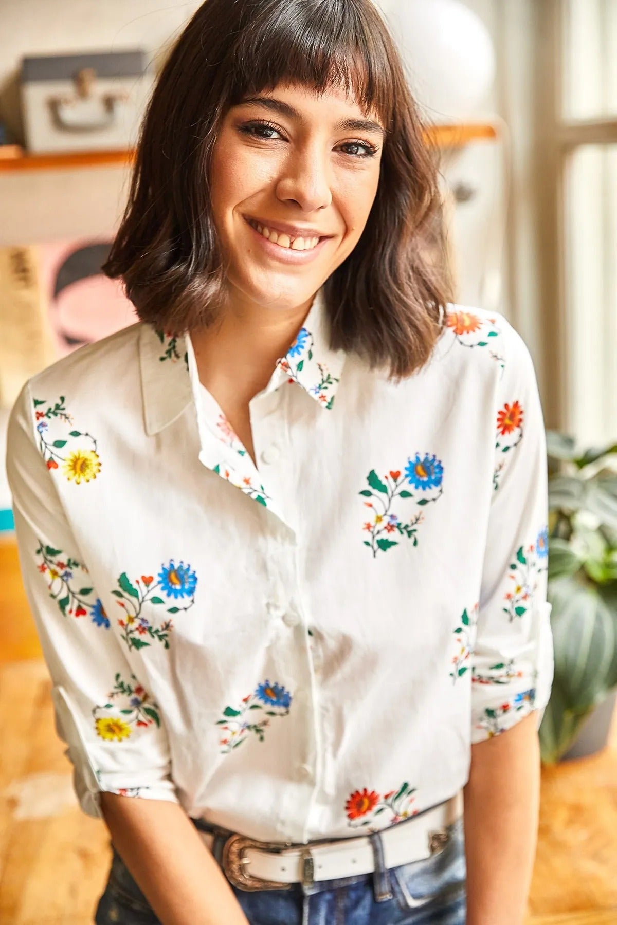 Beyaz Çiçek Desenli Tasarımcı Düğmeli Gömlek
