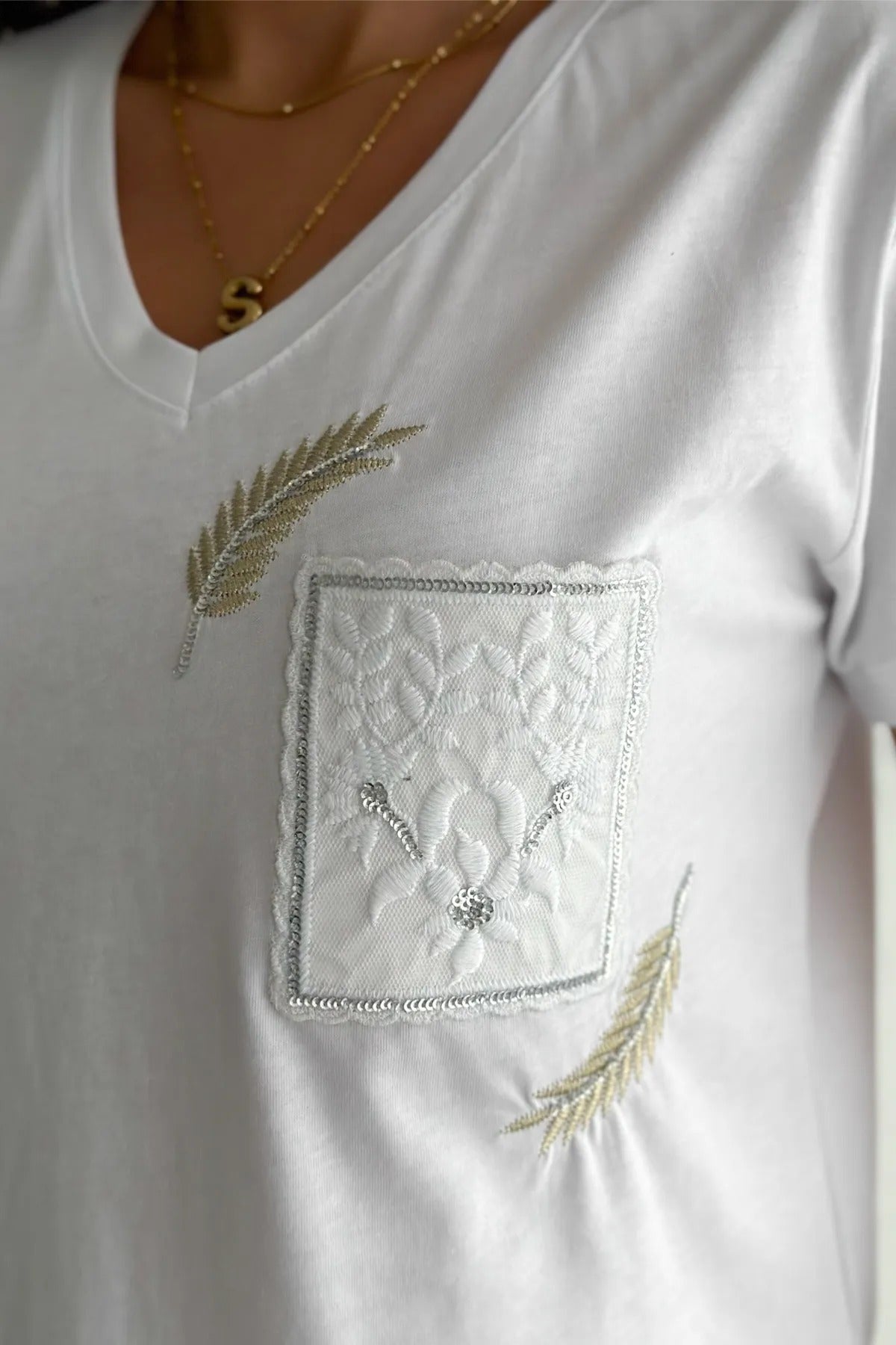 Λευκό βαμβακερό μπλουζάκι Tilda με τσέπη και λαιμόκοψη V 