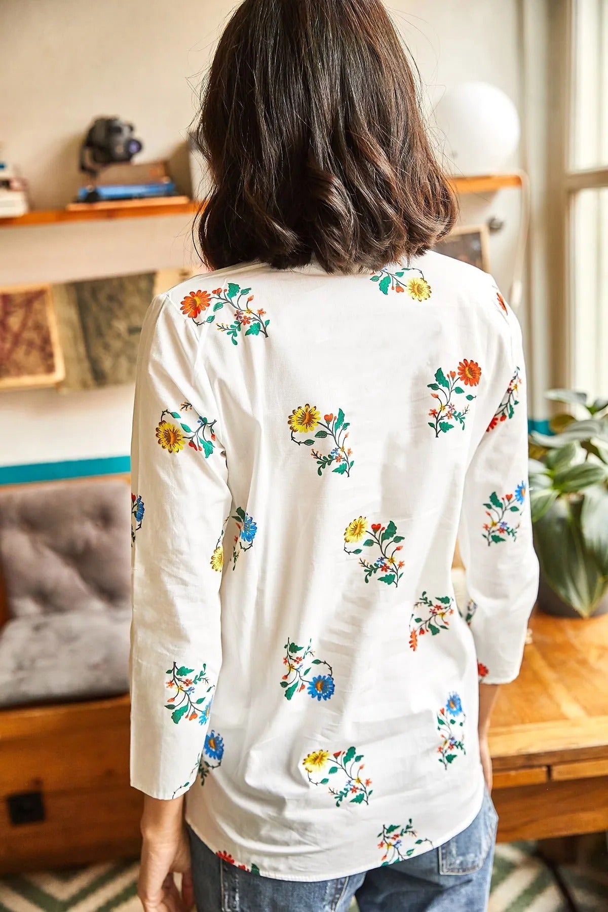 Beyaz Çiçek Desenli Tasarımcı Düğmeli Gömlek