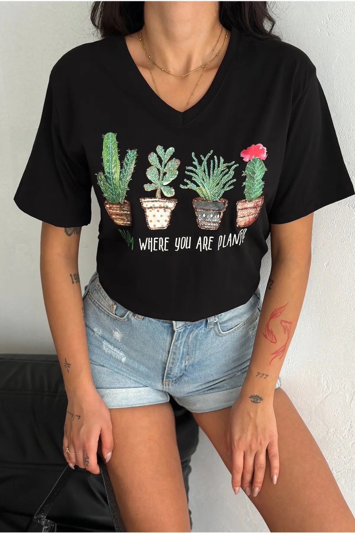Tilda Kaktüs Çiçekli Payetli Pamuklu Tişört - Siyah 