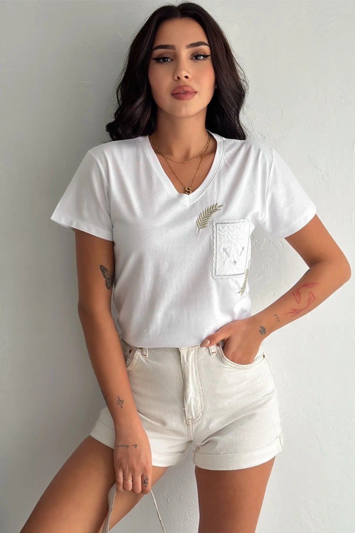 Λευκό βαμβακερό μπλουζάκι Tilda με τσέπη και λαιμόκοψη V 