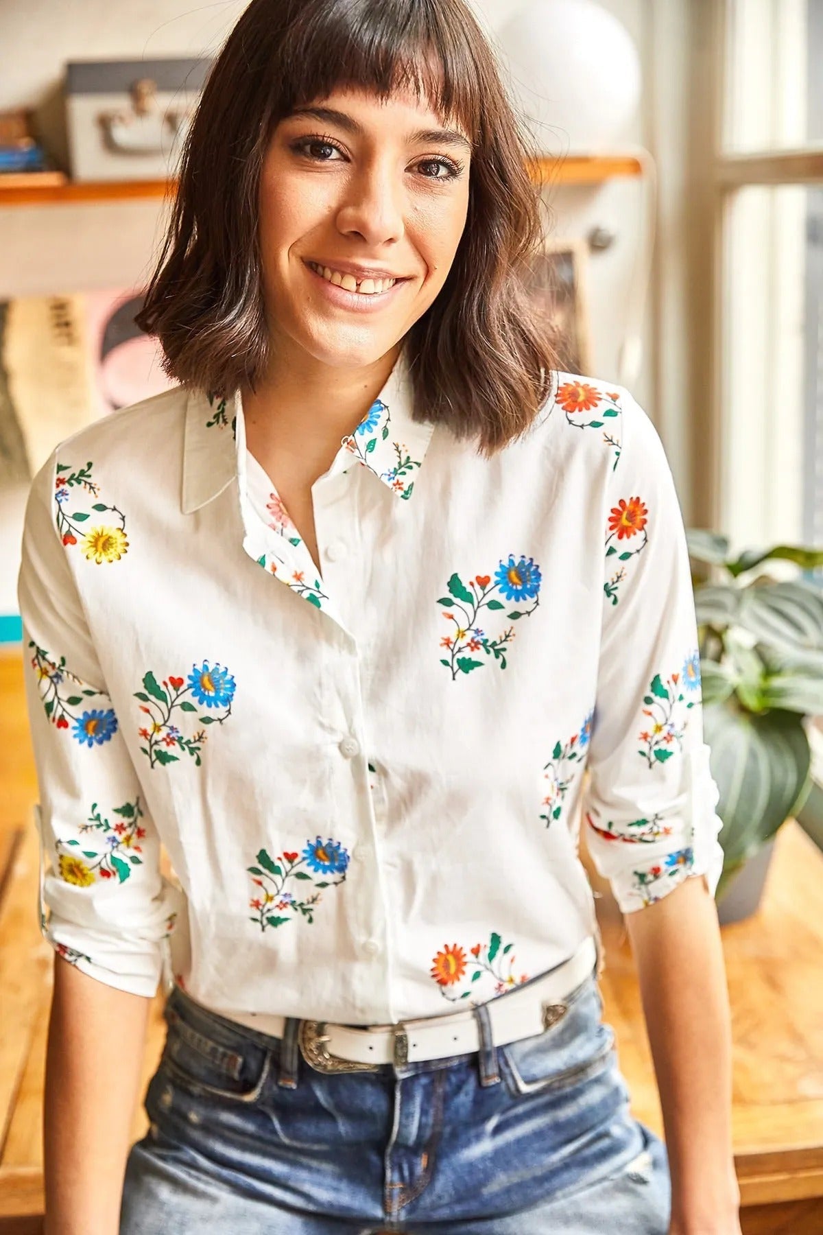 Beyaz Çiçek Desenli Tasarımcı Düğmeli Gömlek