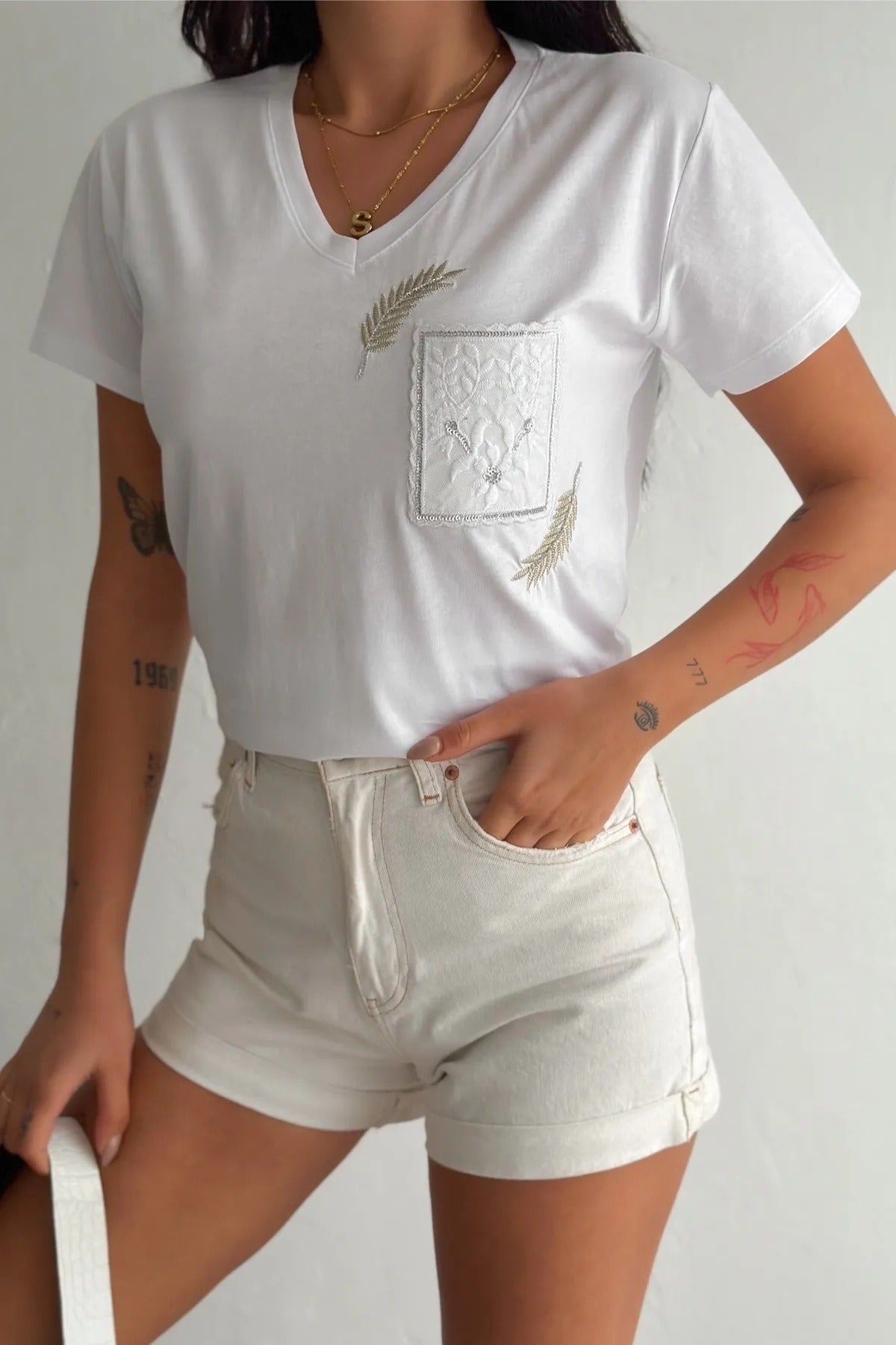 Λευκό βαμβακερό μπλουζάκι Tilda με τσέπη και λαιμόκοψη V 