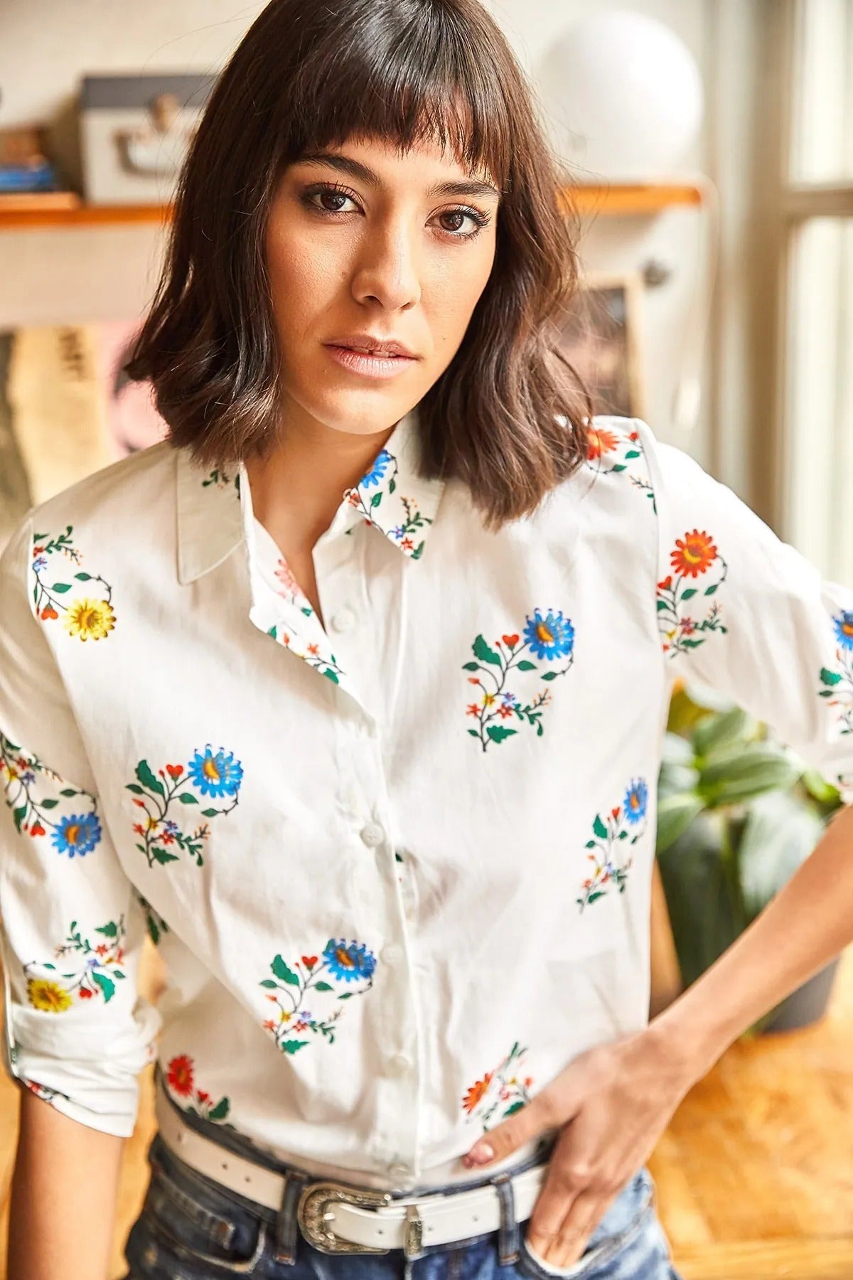 Beyaz Çiçek Desenli Tasarımcı Düğmeli Gömlek