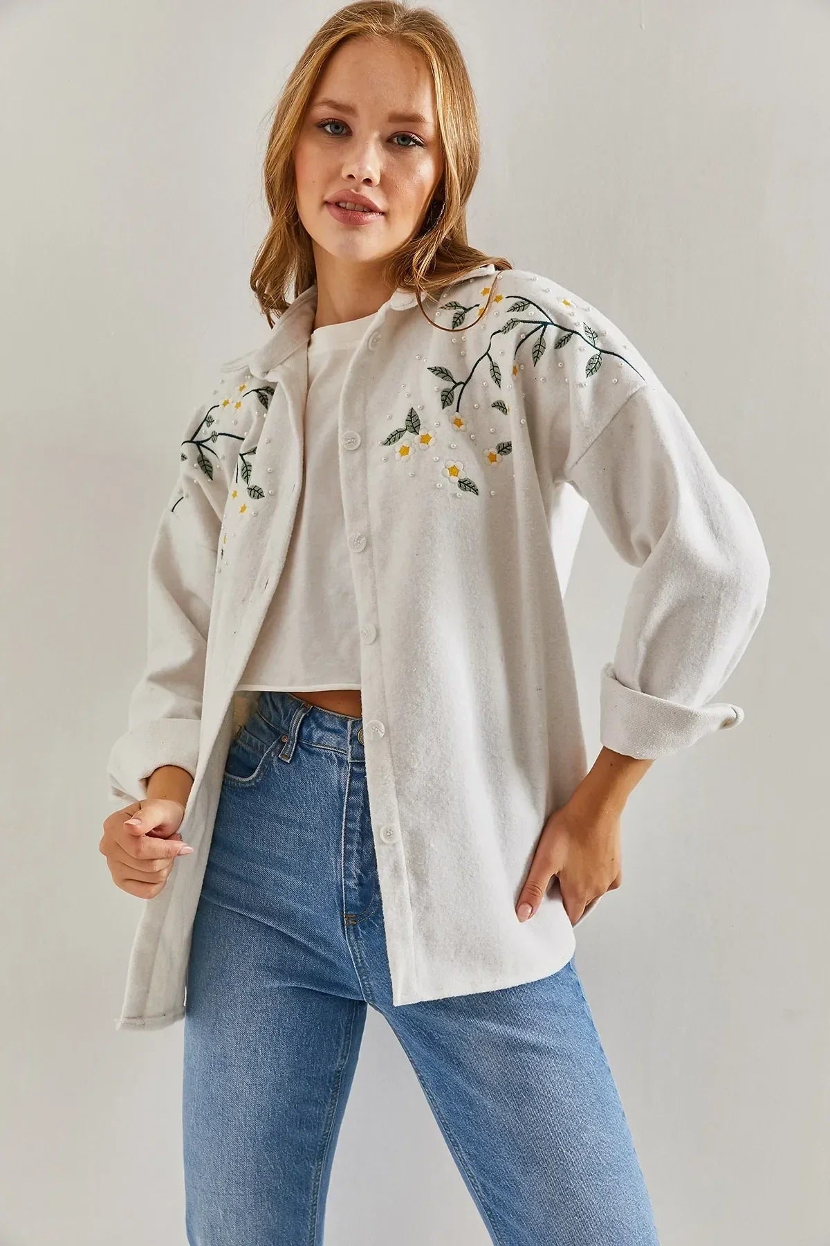 Chaqueta de tipo camisa bordada con margaritas de algodón de lavanda