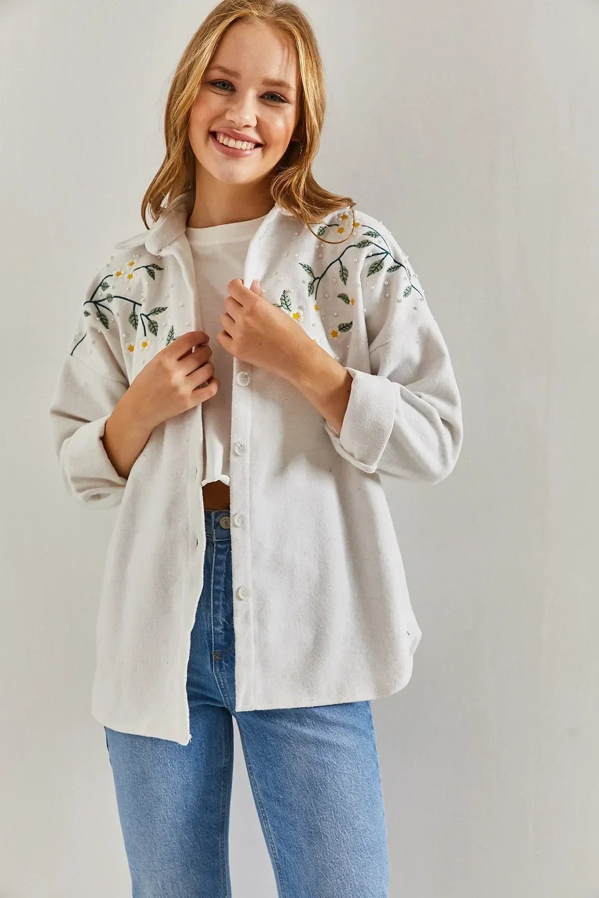 Chaqueta de tipo camisa bordada con margaritas de algodón de lavanda