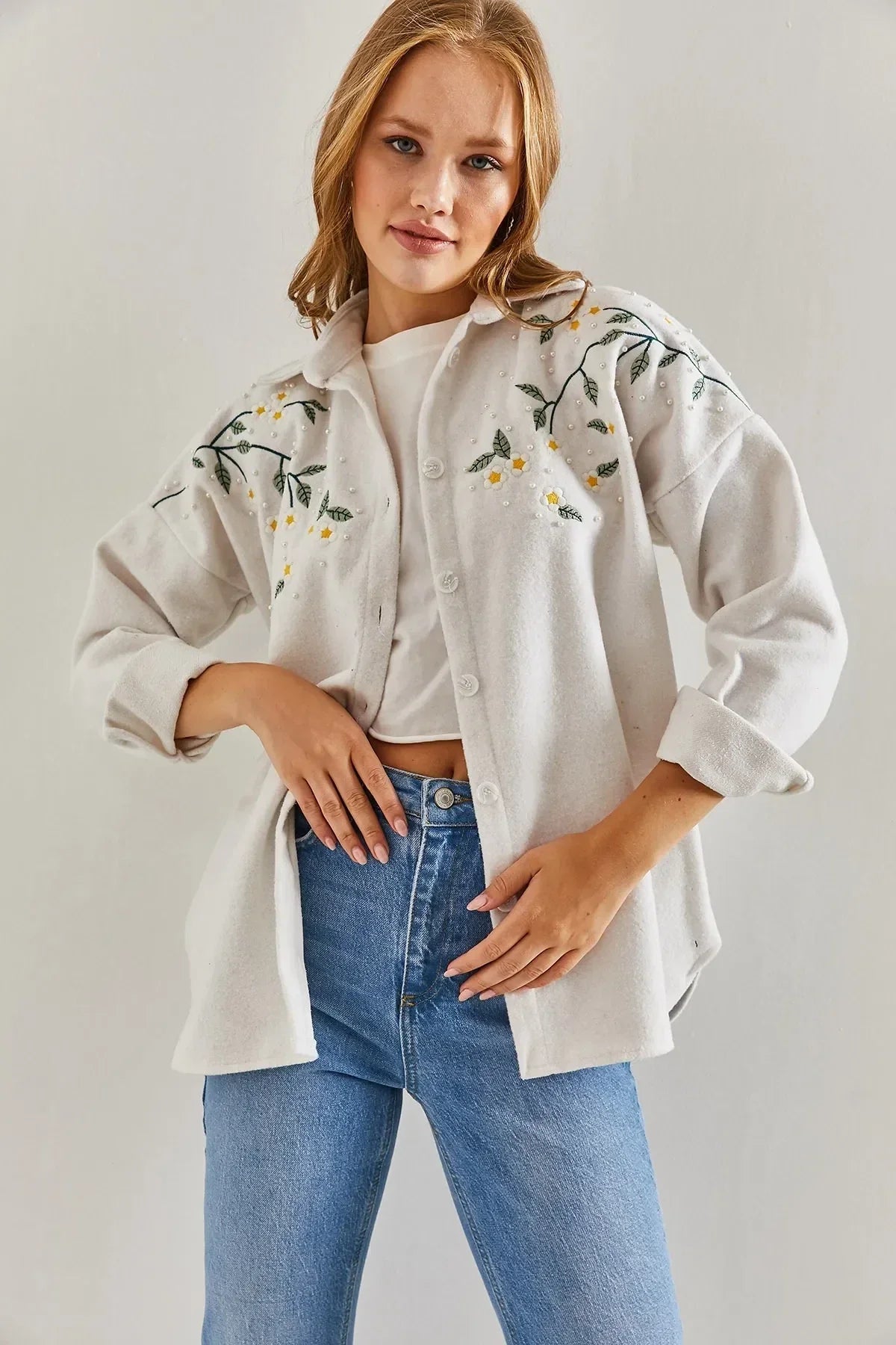 Chaqueta de tipo camisa bordada con margaritas de algodón de lavanda