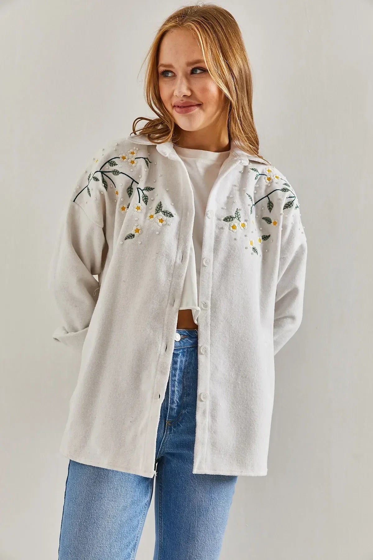 Chaqueta de tipo camisa bordada con margaritas de algodón de lavanda