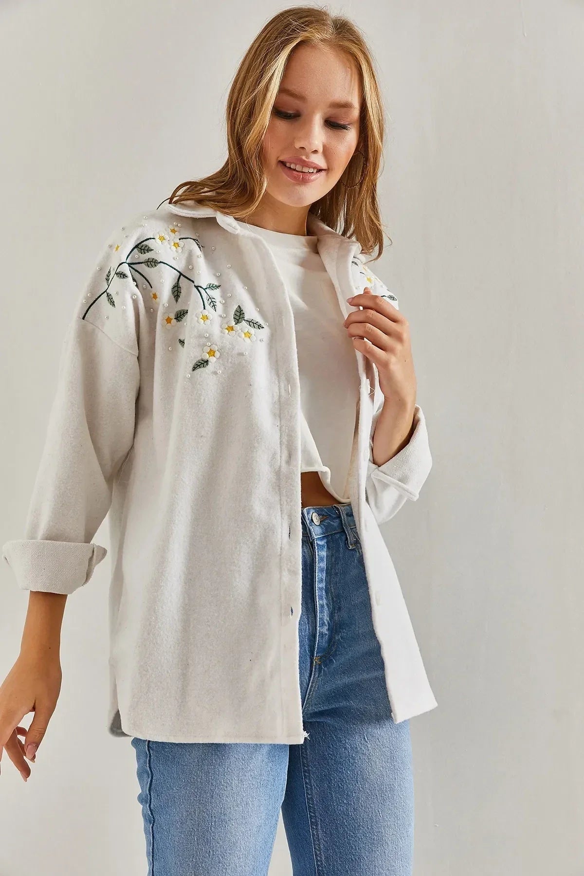 Chaqueta de tipo camisa bordada con margaritas de algodón de lavanda