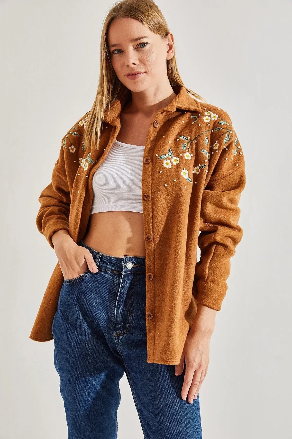 Chaqueta de tipo camisa bordada con margaritas de algodón de lavanda