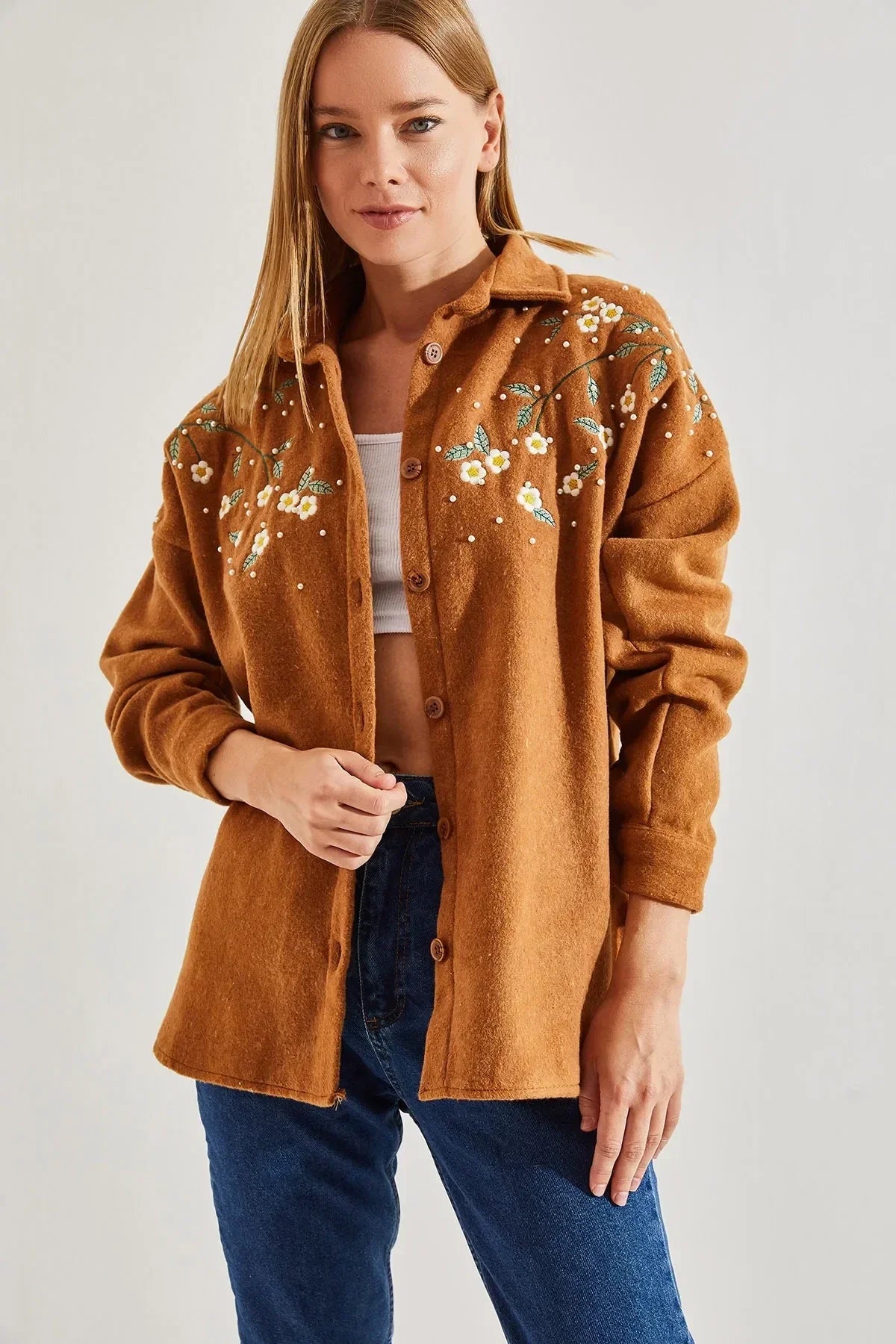 Chaqueta de tipo camisa bordada con margaritas de algodón de lavanda