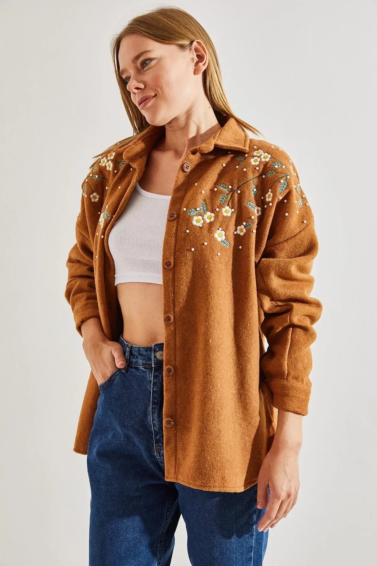 Chaqueta de tipo camisa bordada con margaritas de algodón de lavanda