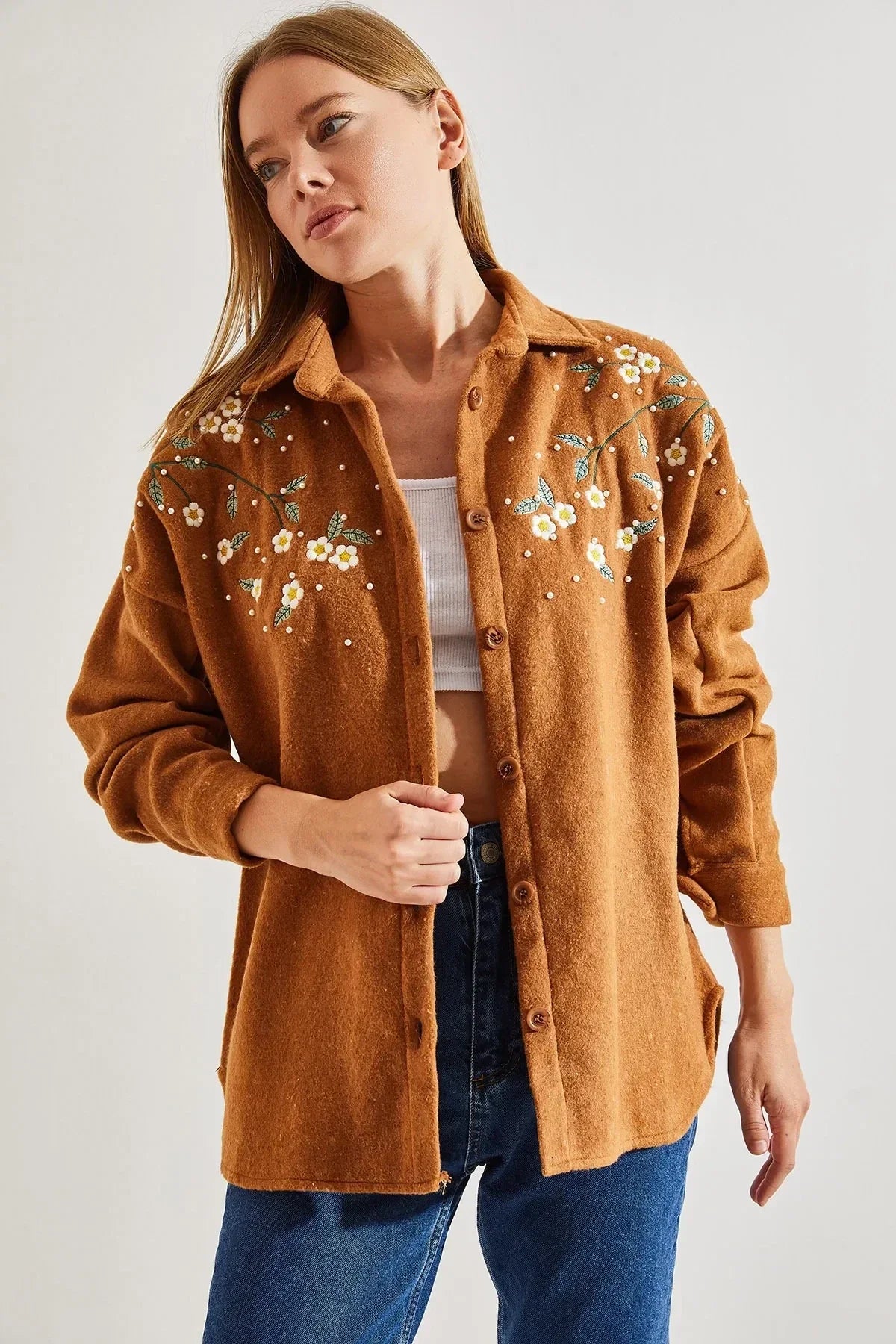 Chaqueta de tipo camisa bordada con margaritas de algodón de lavanda