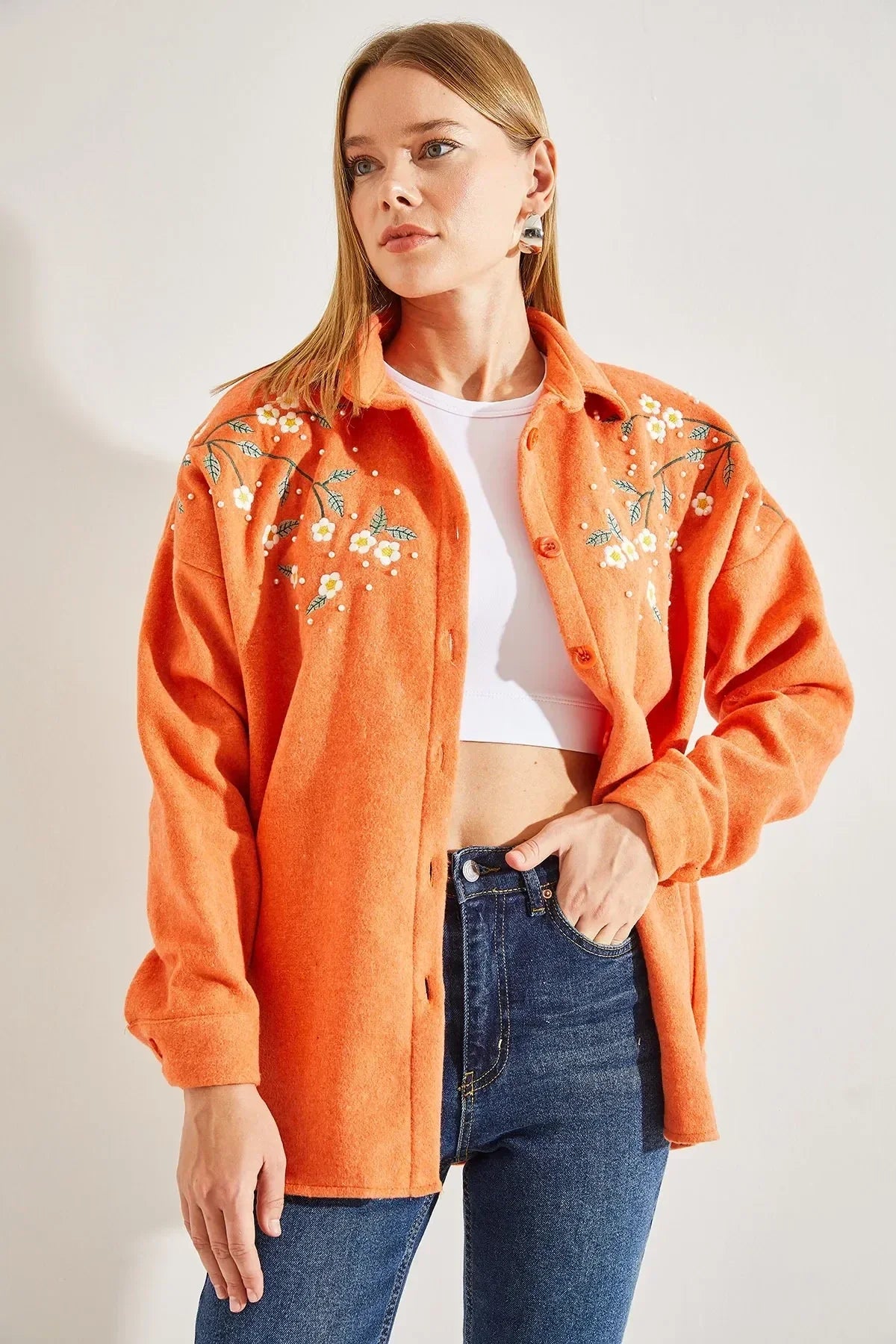 Chaqueta de tipo camisa bordada con margaritas de algodón de lavanda
