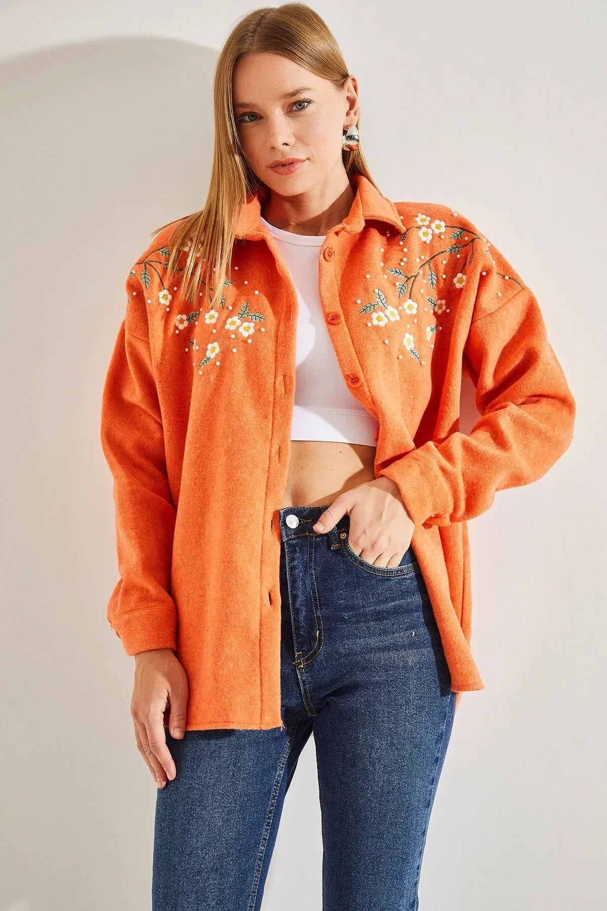 Chaqueta de tipo camisa bordada con margaritas de algodón de lavanda