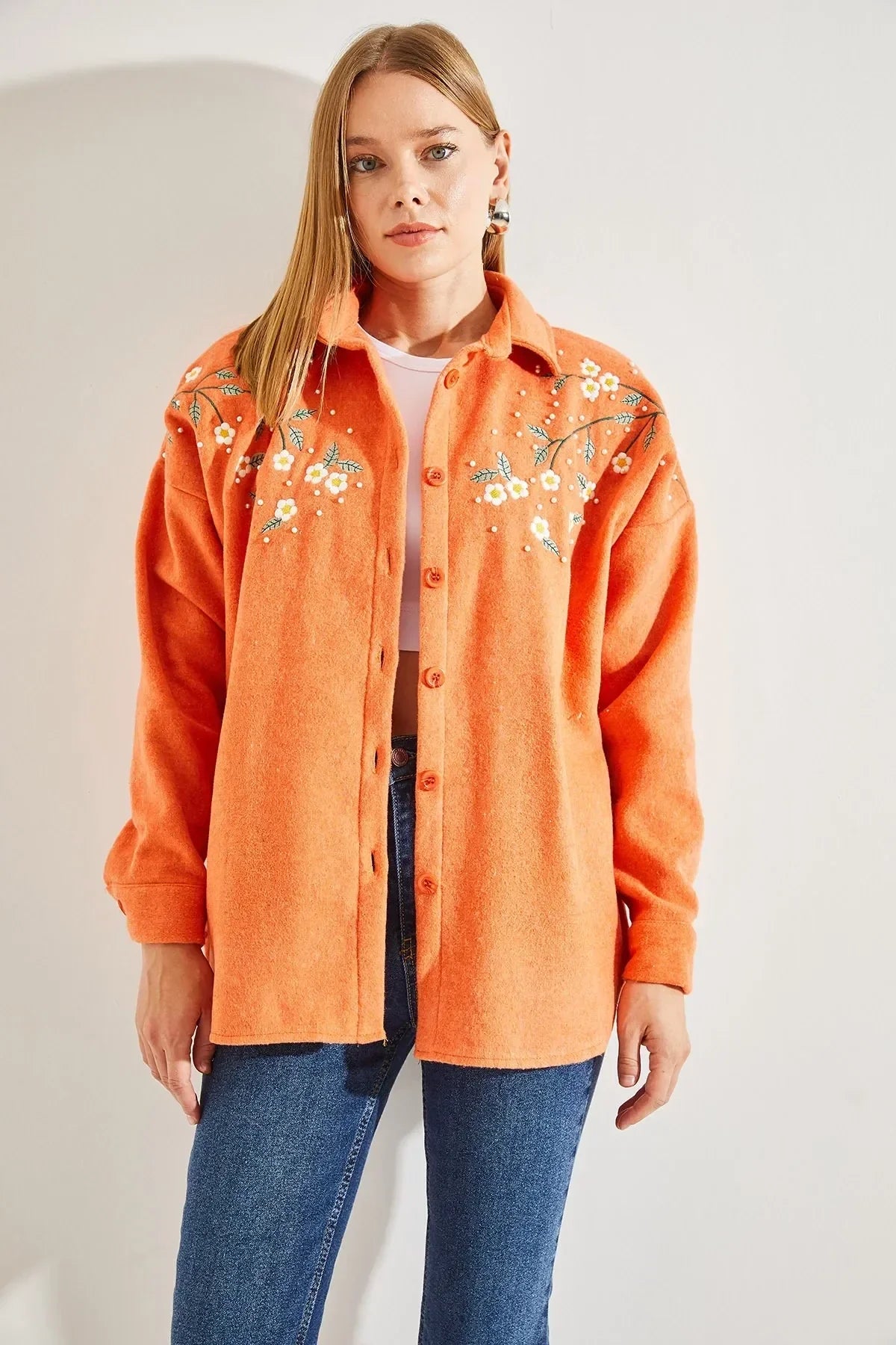 Chaqueta de tipo camisa bordada con margaritas de algodón de lavanda