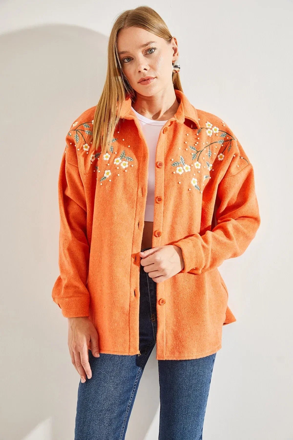 Chaqueta de tipo camisa bordada con margaritas de algodón de lavanda