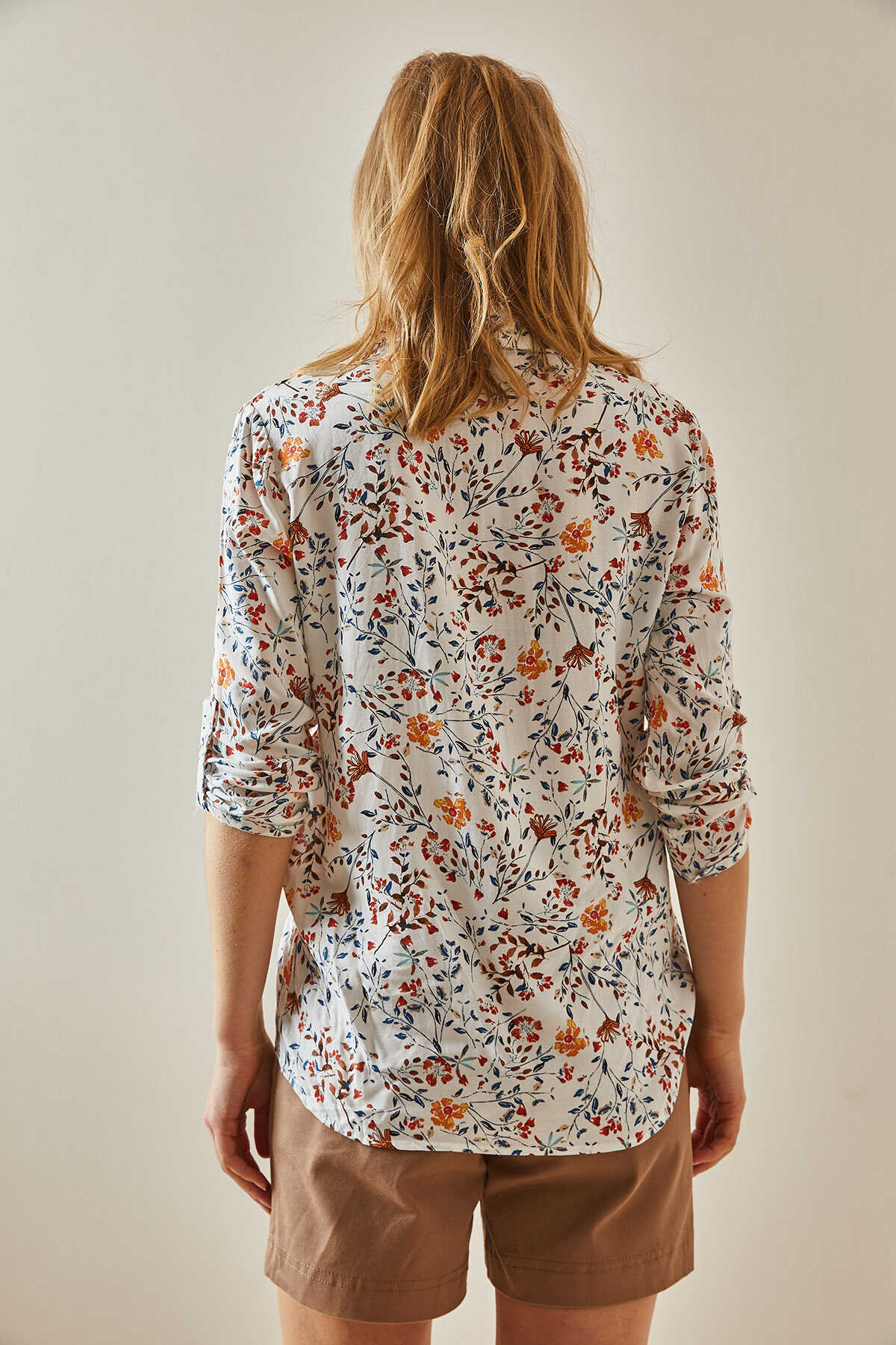 Camisa con botones y estampado floral naranja Sophia