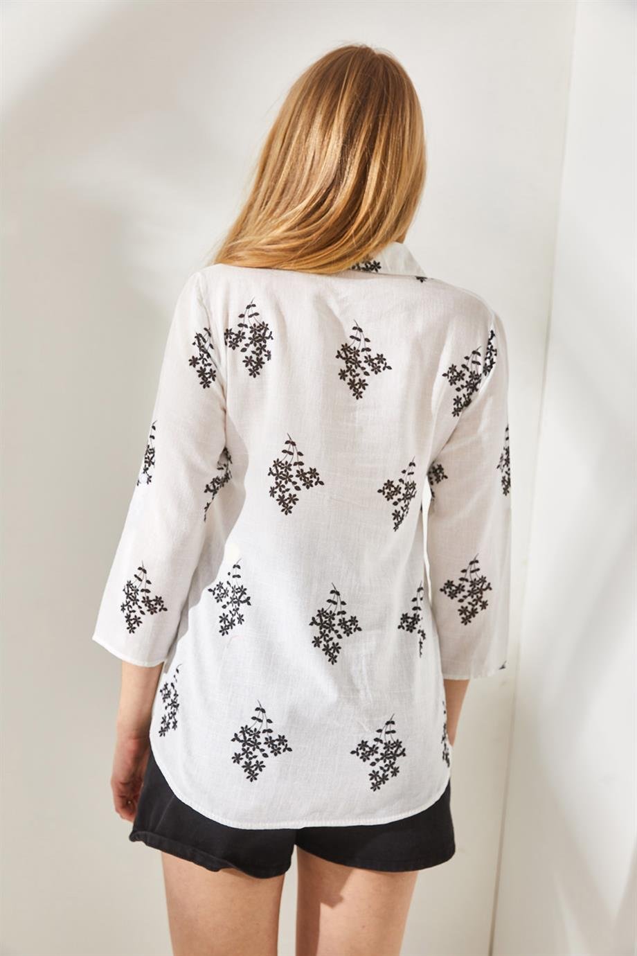 Verona Siyah Yaprak Desenli Keten Beyaz Bluz