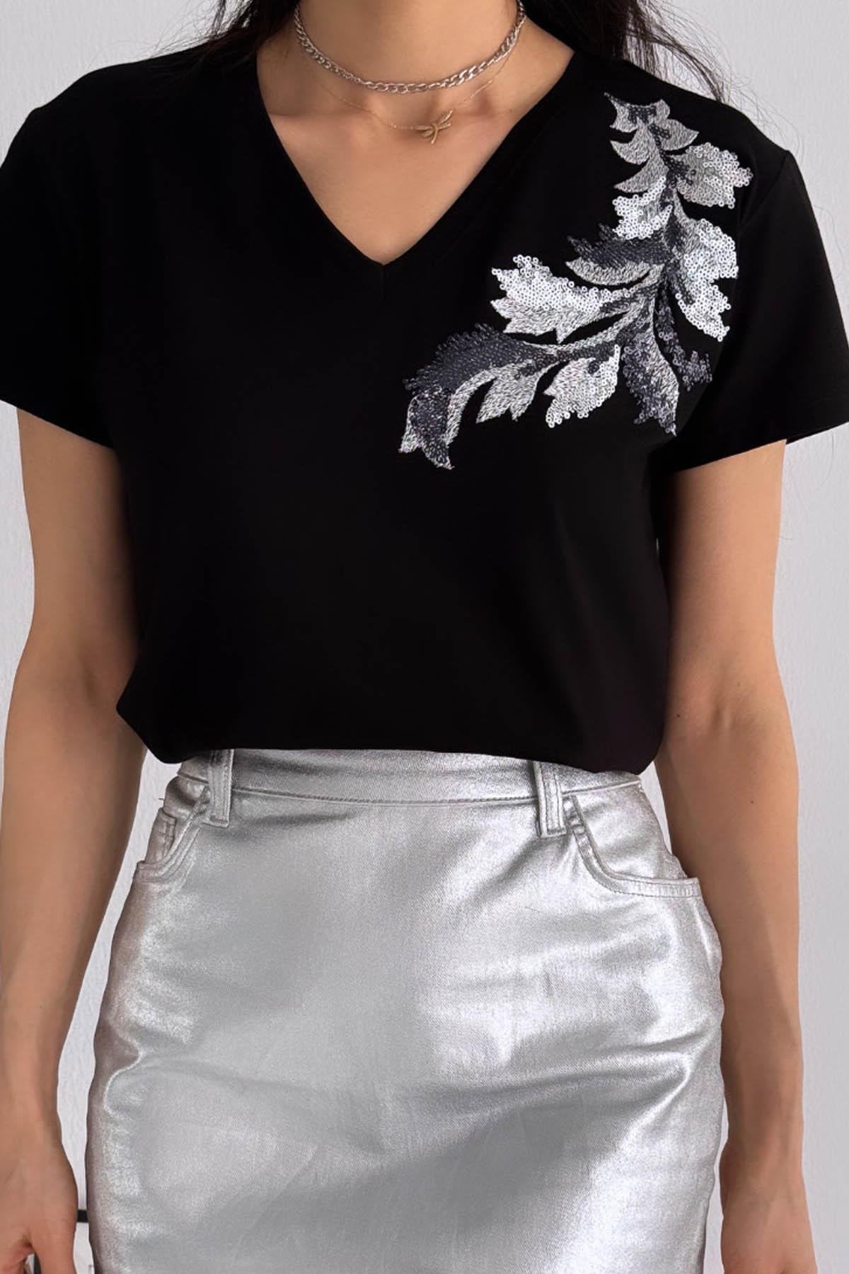 Μαύρο μπλουζάκι Tilda με λαιμόκοψη V και ασημένια διακοσμητικά φύλλα πούλιες 