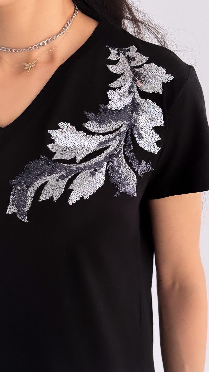 Μαύρο μπλουζάκι Tilda με λαιμόκοψη V και ασημένια διακοσμητικά φύλλα πούλιες 